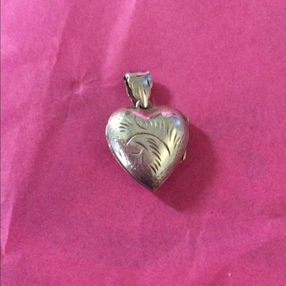 Sterling Silver Jewelry - SALE VINTAGE STERLING SILVER ETCHED HEART LOCKET